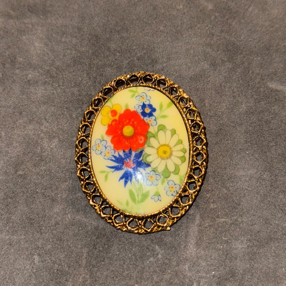 Painted Floral Ceramic Goldtone Brooch - Picture 3 of 7